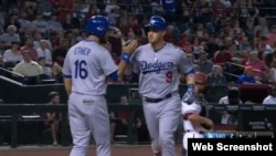 Yasmani Grandal es felicitado tras conectar su jonrón.