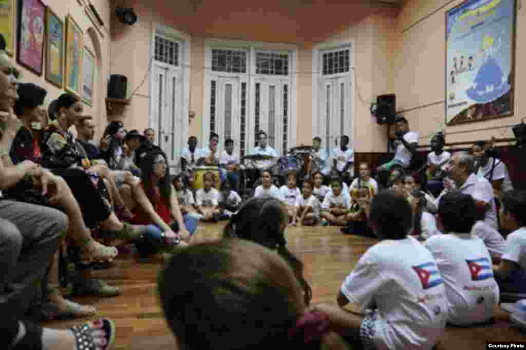 La Compañía Infantil La Colmenita reunida durante la visita de Katy Perry al centro.