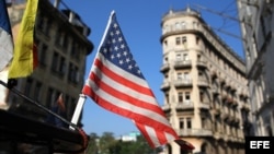  Una bandera de Estados Unidos ondea sobre un bicitaxi, en La Habana.