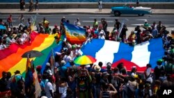 Miembros de la comunidad LGBT de Cuba participan en un desfile del orgullo gay en el Malecón de La Habana, Cuba, el sábado 14 de mayo de 2016. (Foto AP/Ramon Espinosa)