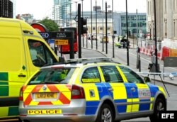 La policía refuerza seguridad en el puente de Londres tras el ataque terrorista.