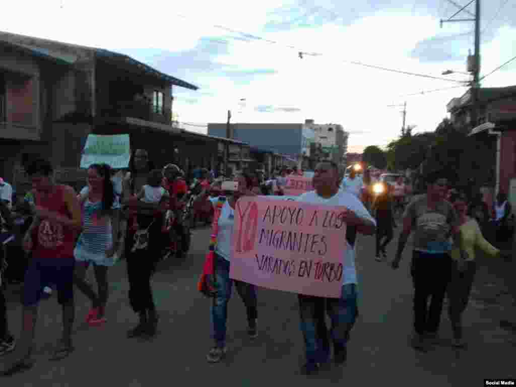 Colombianos y cubanos protestan en Turbo contra las deportaciones. Foto Cortesía de Pachy Pachy por vía Facebook.