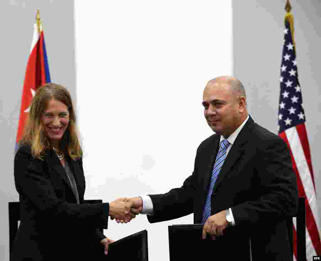 &nbsp;La secretaria de Salud y Servicios de EEUU, Sylvia Burwell (i), y el ministro de Salud de&nbsp;Cuba, Roberto Morales (d), tras firmar hoy, jueves 20 de octubre de 2016, un memorando de entendimiento en el área de control, investigación, vigilancia, monitoreo y evaluación del cáncer, en La Habana.