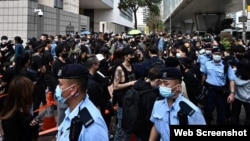 Manifestación pacífica frente a tribunal en Hong Kong esperando resultados de audiencia a activistas