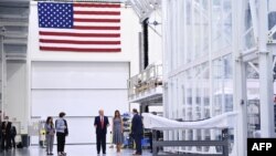 Donald Trump, su esposa Melania y el vicepresidente Mike Pence en Cabo Cañaveral.