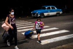 Turistas con nasobucos arriban al Aeropuerto José Martí de La Habana.