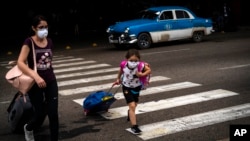 Turistas con nasobucos arriban al Aeropuerto José Martí de La Habana.