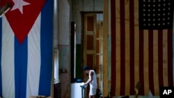 Una bandera de Estados Unidos y una de Cuba al interior de una casa habanera. AP Photo/Ramon Espinosa