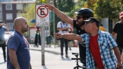 Manifestantes a favor y en contra de un plebiscito sobre la Constitución chilena discuten en Santiago de Chile, el sábado 15 de febrero del 2020.