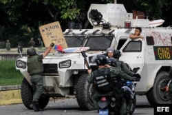 Enfrentamientos entre manifestantes opositores y Guardia Nacional Bolivariana