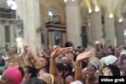 Descemer Bueno no estuvo "Bailando" solo. Muchos olvidaron a qué habían ido a la Iglesia de la Caridad