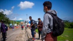 Migrantes deportadon entran en El Ceibo, Guatemala, en la frontera con México, el 12 de agosto de 2021. Foto: AP/Santiago Billy.