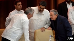 Nicolás Maduro junto a Miguel Díaz-Canel y Raúl Castro / Foto: Yamil Lage (AFP)