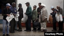 Con más de un 35 % de la población sobre 60 años aumentarán las colas de los ancianos revendedores de periódicos