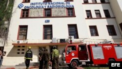 Bomberos trabajan afuera del Instituto Nacional de Oncología y Radiobiología (INOR).