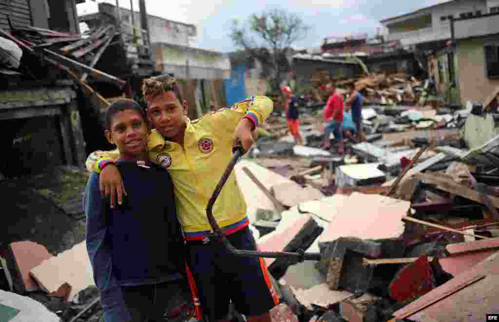 Cubanos se recuperan hoy, miércoles 5 de octubre de 2016, de los destrozos y estragos causados por el paso del huracán Matthew en Baracoa, provincia de Guantánamo (Cuba). El huracán Matthew dejó a su paso por Cuba graves destrozos en el extremo oriental d