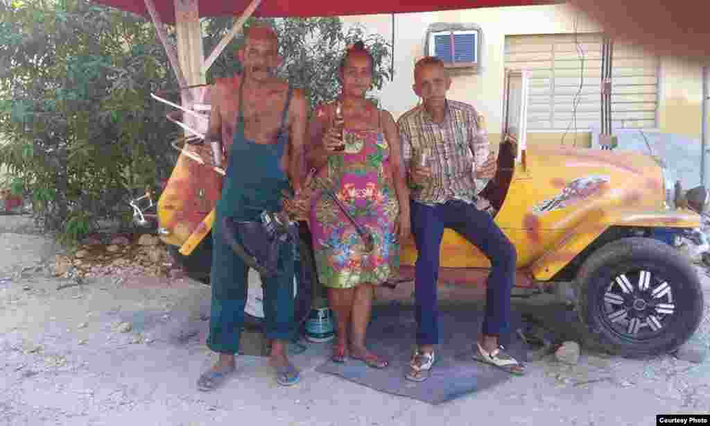 Raúl Zerquera Borrel, sindicalista independiente, con su familia y el auto de su propiedad enTrinidad, Cuba.