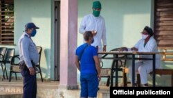 Un punto de control sanitario en la localidad de Piedrecitas, en la provincia de Camagüey (Foto: Alejandro Rodríguez Leiva, periódico Adelante).