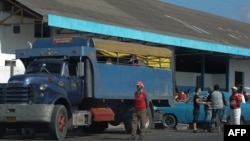 Un camión para el transporte de pasajeros.