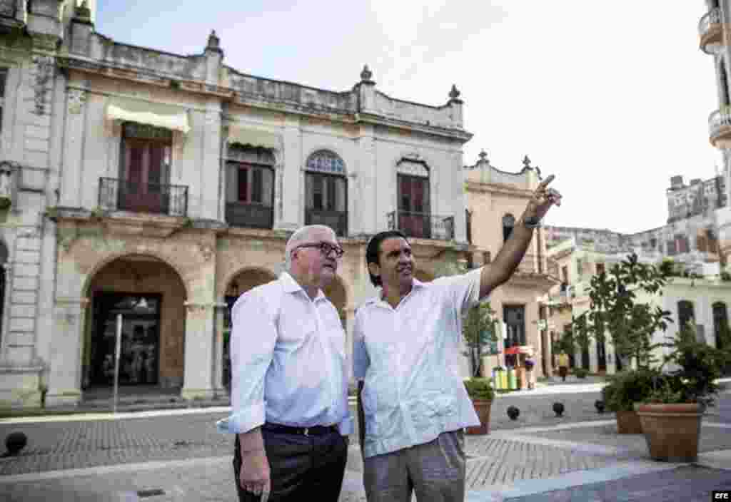 El ministro de Exteriores alemán, Frank-Walter Steinmeier (i), escucha los comentarios de su guía turístico.