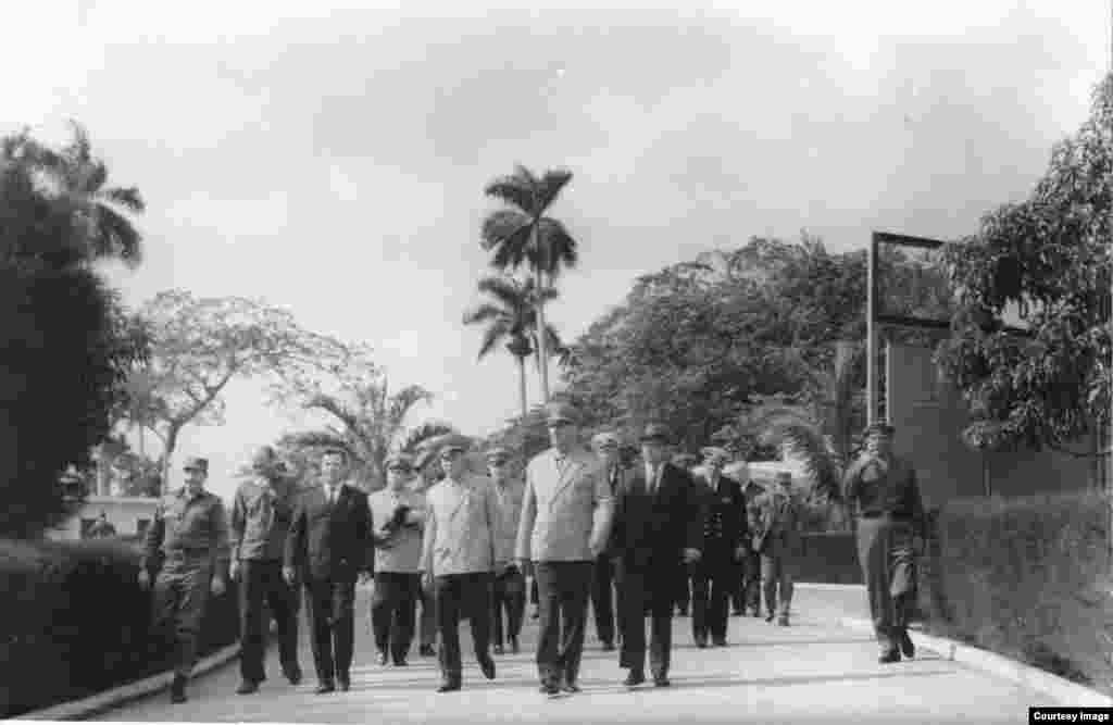 Raúl Castro (izq), con el Mariscal Andrei A. Grechko, ministro de defensa de la URSS