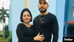 Ailex Marcano Fabelo, junto a su hijo, detenido el 11J en Camagüey.