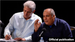 El gobernante Miguel Díaz-Canel junto a Alpidio Alonso, ministro de Cultura.