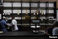 Vista de una bodega con muy pocos productos en venta, en el centro de La Habana, el 16 de marzo de 2023. REUTERS/Alexandre Meneghini