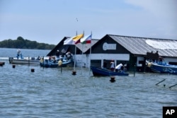 El Museo Marino de Puerto Bolívar, separado del muelle, inundado después del terremoto que sacudió Machala, Ecuador. (Foto AP/Jorge Sánchez)