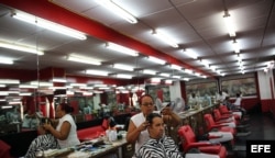 Un hombre se corta el cabello en una barbería privada en La Habana (Cuba).