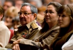 De izq. a der. Castro, su hija Deborah y su nieta Vilma, fruto del matrominio entre Deborah y Rodríguez López-Calleja. REUTERS/Adalberto Roque/Pool