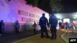 La policía federal de México vigila la Estación Migratoria Siglo XXI, en Tapachula, Estado de Chiapas, de donde escaron cientos de cubanos la noche del jueves 25 de abril, 2019. AFP.