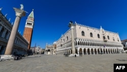 La plaza normalmente más concurrida del centro de Venecia aparece vacía la tarde del miércoles en medio de la pandemia del coronavirus que azota Italia (Foto: Andrea Pattaro/AFP).