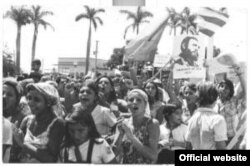 Fidel Castro organizó en abril del 2000 una marcha del pueblo combatiente ante la Embajada checa, debido a la posición crítica de Praga ante la Comisión de Derechos Humanos de la ONU.