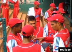 El pitcher pinero Héctor Mendoza (der) con el equipo de Cuba al Mundial Juvenil de Taiwán 2009.