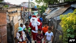 Un hombre vestido de Santa Claus camina en las calles de La Habana el 21 de diciembre de 2023. (Yamil Lage/AFP).