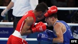 El cubano Lázaro Álvarez (i) venció al boxeador profesional italiano Carmine Tommasone.