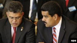 El presidente venezolano Nicolás Maduro junto a uno de los sancionados, el jefe de la Comisión Presidencial para la Constituyente y exvicepresidente de Venezuela, Elías Jaua.