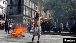 Uno de los manifestantes en las protestas contra el modelo económico estatal, en Valparaiso, Chile. 