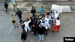 Fuerzas represivas detienen a las Damas de Blanco frente a la sede de la organización en La Habana. (Foto: Angel Moya)