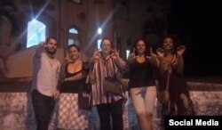 De izq a der. el director teatral Adonis Milán, la actriz Iris Ruiz, la artista Tania Bruguera, Yania Suárez y Yanelis Núñez exigen la liberación de artistas detenidos por la policía.