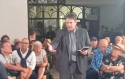 Julio Aleaga Pesant al hablar en la sesión de Ultimo Jueves.