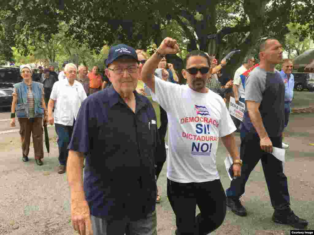 Manifestantes cubanos de la Isla y el exilio en la Marcha.