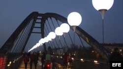 Globos iluminan el antiguo trazado del Muro de Berlín