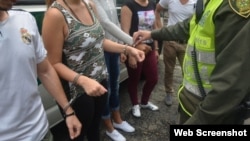 Foto tomada por la policía colombiana de inmigrantes cubanos que intentaban llegar a la frontera con Panamá.