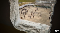 Foto Archivo. Reos en el patio del Combinado del Este, en La Habana. AFP PHOTO/Adalberto ROQUE.