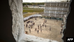 Reos en el patio de la cárcel de máxima seguridad Combinado del Este, en La Habana. (Adalberto Roque/AFP) 