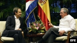 Raúl Castro (d) y el ex mandatario de España José Luis Rodríguez Zapatero, este miércoles 25 de febrero, en La Habana.