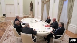 El presidente ruso Vladimir Putin se reúne con el primer ministro cubano Manuel Marrero Cruz en el Kremlin de Moscú el 14 de junio de 2023. (Foto de Mikhail METZEL / SPUTNIK / AFP)