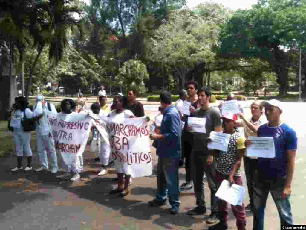 Activistas se reúnen en el Parque Gandhi para salir a la campaña #TodosMarchamos este domingo en que se cumple un año de represión de las marchas opositoras. Foto Angel Moya.